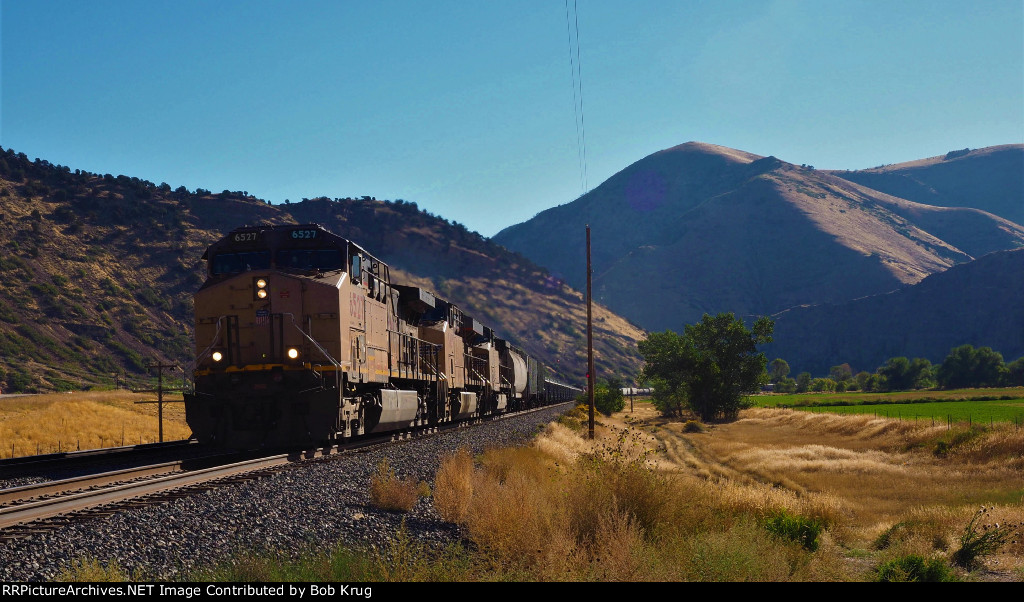 UP 6527 leads a westbound manifest 